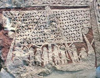 Detail eines Bildsteins, der ein Wikingerschiff darstellt, von der Insel Gotland